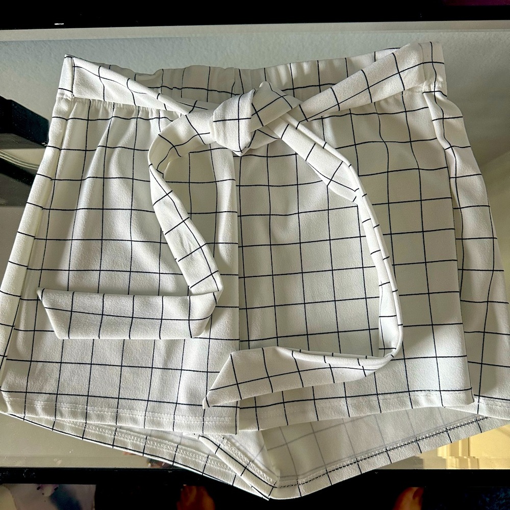 Women's White black Grid Pattern Shorts with tie dressy short tailgate small